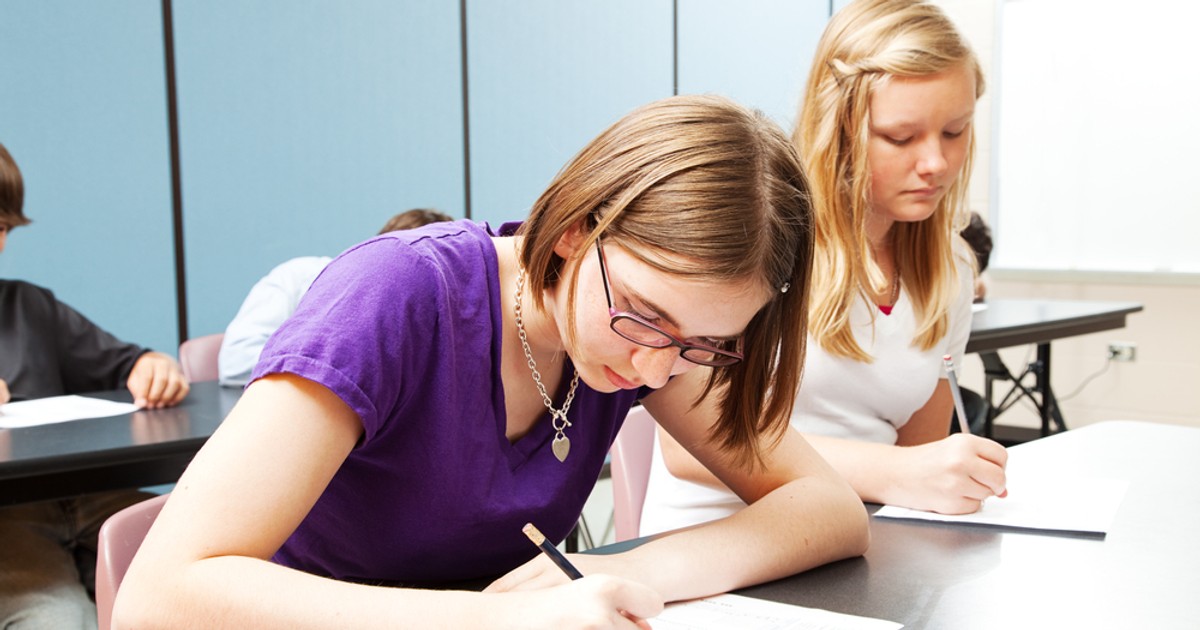 Subiecte BAC 2023. Ce a picat la Bacalaureat 2023 - Imagine cu elevi care susţin un examen