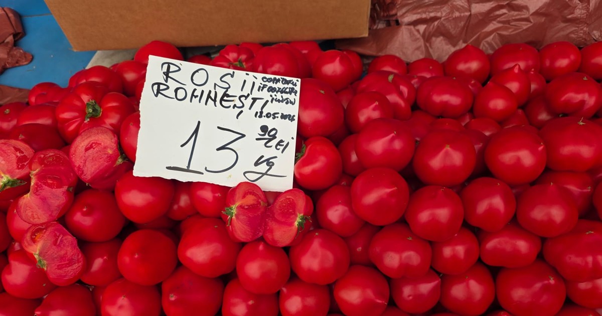 O tarabă din Piața Rahova unde roșiile se vând cu 13,90 lei kilogramul