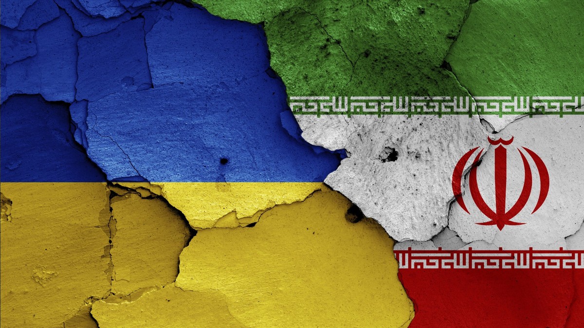 Drapelele alăturate ale Ucrainei (stânga) și Iranului (dreapta). Imagine cu caracter ilustrativ Foto: Profimedia