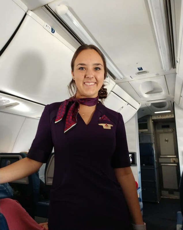 FOTO | Un tată și-a cumpărat șase bilete de avion pentru a petrece Crăciunul alături de fiica lui stewardesă
