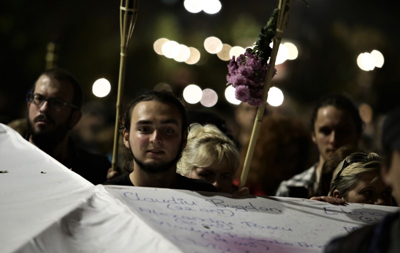 FOTO&VIDEO / Marșul chitarelor, pe muzica durerii. Sute de oameni au adus un omagiu celor care au murit în Colectiv. Părinții și-au înăbușit durerea: „Vrem să se facă dreptate”