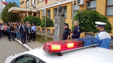 Moment de reculegere, în fața sediului Inspectoratului Județean de Poliție Timiș