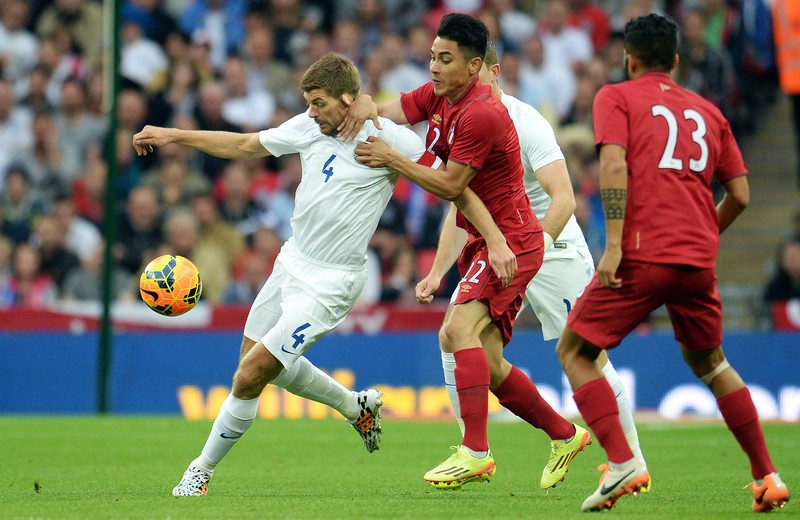 epa04233023 England captain Steven Gerrard (L) vies for the ball with Peru's Jean Deza (C) during the international friendly soccer match between England and Peru at Wembley Stadium in London, Britain, 30 May 2014. The English team is preparing for the upcoming FIFA World Cup 2014 in Brazil which starts on 12 June. EPA/ANDY RAIN