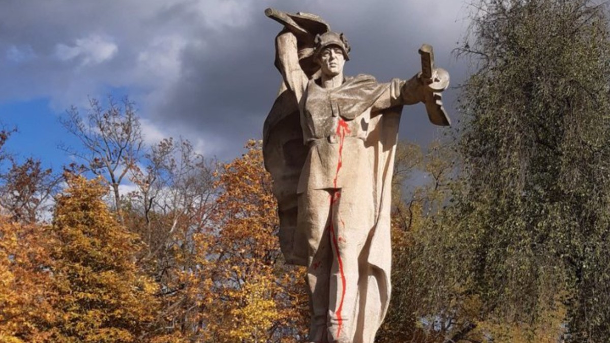 Monumentul soldatului sovietic dintr-o localitate din Cehia, demolat după mai multe controverse