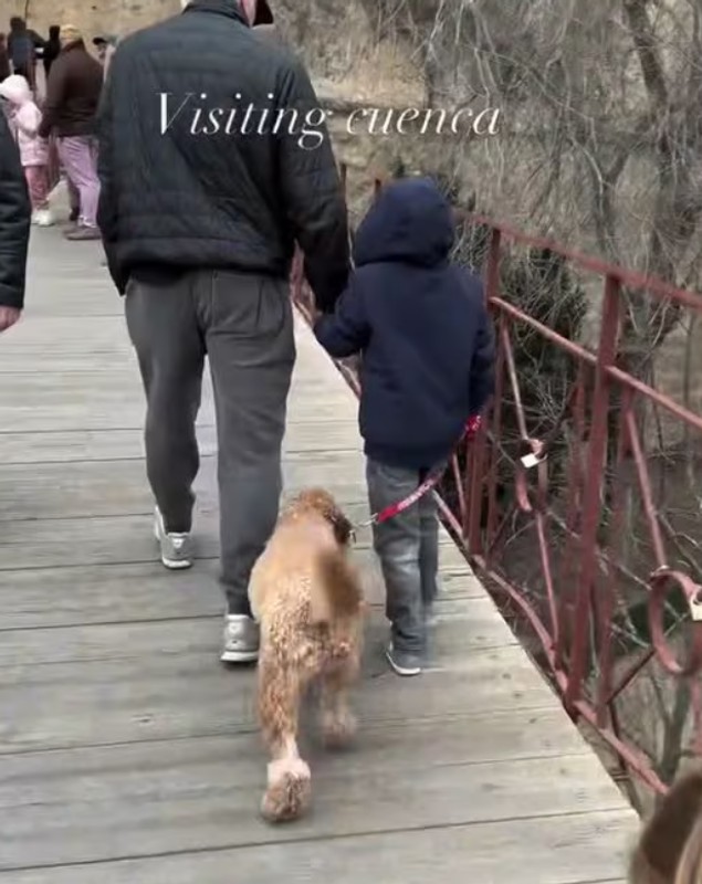 Richard Gere și soția lui au sărbătorit trecerea în Noul An în Cuenca, Spania. Cum au fost surprinși actorul și cei doi copii