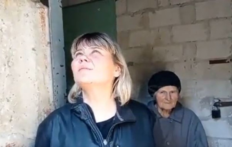 Imagini șocante: Interviul dat de două femei de la un adăpost civil, întrerupt de o rachetă