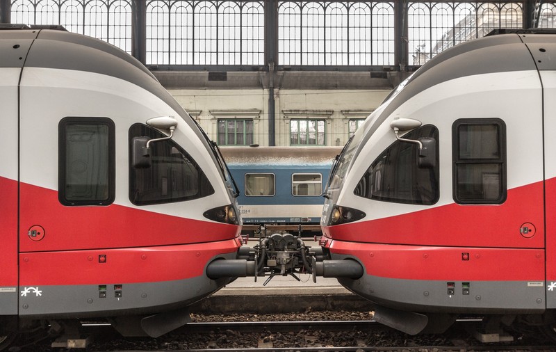FOTO. A fost lovit în plin de un tren, dar bărbatul a ieșit viu din epavă: „E de necrezut așa ceva”