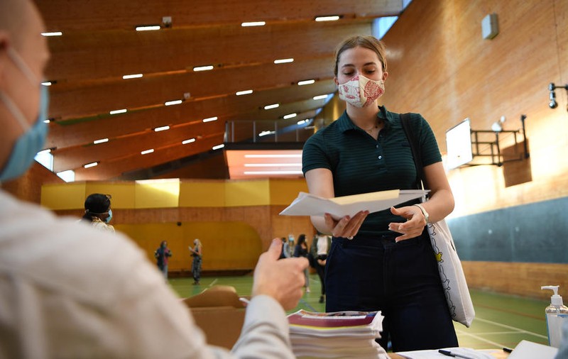 Educația în lume: În Anglia, studenții cer scăderea taxelor de studiu, în China, o profesoară construiește zeci de școli
