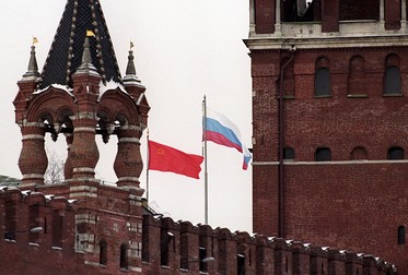 Steagul sovietic (stânga) și al Rusiei (dreapta) flutură deasupra Kremlinului, Moscova, Rusia, URSS, 18 decembrie 1991. Steagul sovietic urma să fie dat jos pentru ultima dată la 31 decembrie 1991 pentru a fi înlocuit cu steagul Rusiei, care semnalează sfârșitul Uniunii Sovietice (reeditat la 6 decembrie 2021). Tensiunea politică și o lovitură de stat comunistă eșuată din august 1991 au jucat un rol vital în prăbușirea ulterioară a Uniunii Sovietice. Foto: EPA
