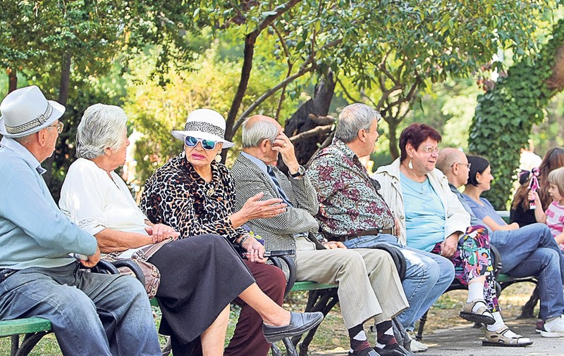 Numărul pensionarilor a scăzut în România, anunță INS. Cât este pensia medie lunară
