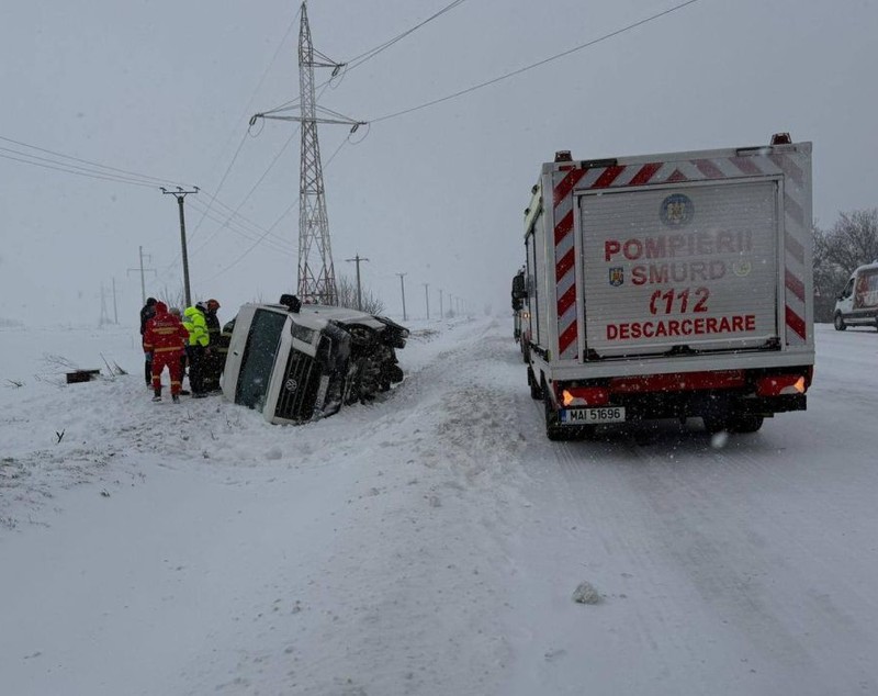 Un microbuz plin cu 16 oameni s-a răsturnat la Plopşoru, în Giurgiu. A fost activat planul roşu de intervenţie