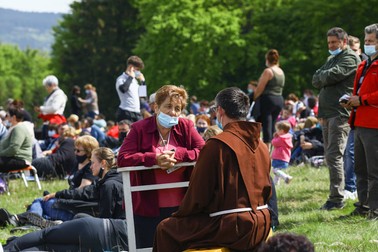 O femeie vorbeşte cu un călugăr franciscan