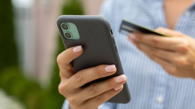 „Amenda prin SMS”: Noua tentativă de înșelătorie care îți poate lăsa conturile goale în doar câteva secunde