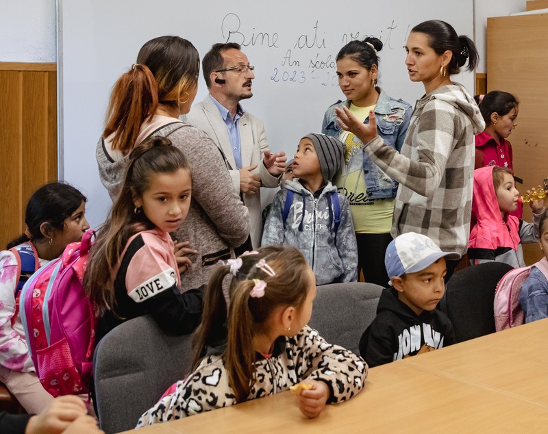 REPORTAJ. O dirigintă a avut ideea de a reface cu o clasă de copii români drumul de 7 kilometri spre școală pe care-l fac copiii romi. Și așa politicienii au decis să facă o școală, în satul de 1.000 de oameni unde nu a existat niciodată!