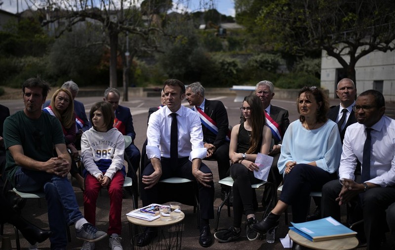 Macron le promite profesorilor creșterea salariilor cu o sumă „între 100 şi 230 de euro pe lună”, după protestele care au paralizat Franța