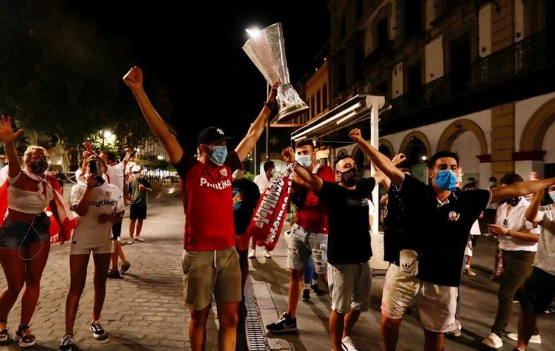 Fanii echipei FC Sevilla au sărbătorit pe străzi câștigarea trofeului Europa League