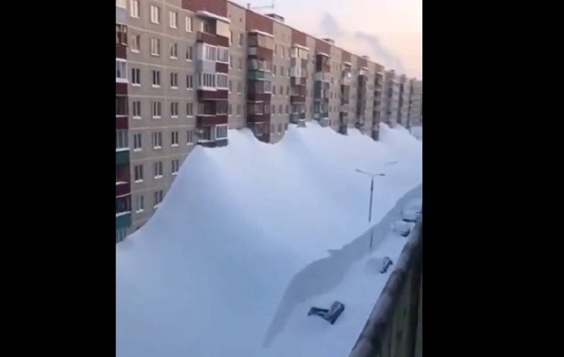 Zăpada a ajuns până la etajul 4 în Kamceatka: doi oameni au murit și autoritățile sapă tuneluri în nămeții de 3 metri