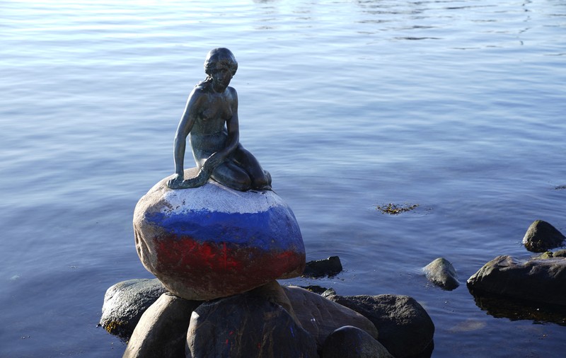 Statuia Micii Sirene din Copenhaga, vandalizată. Monumentul a fost vopsit în culorile drapelului Rusiei