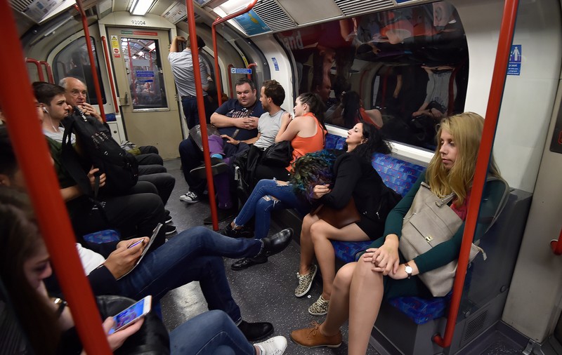 Alertă la metroul din Londra, după ce un tren a luat foc. Mai multe persoane au fost rănite