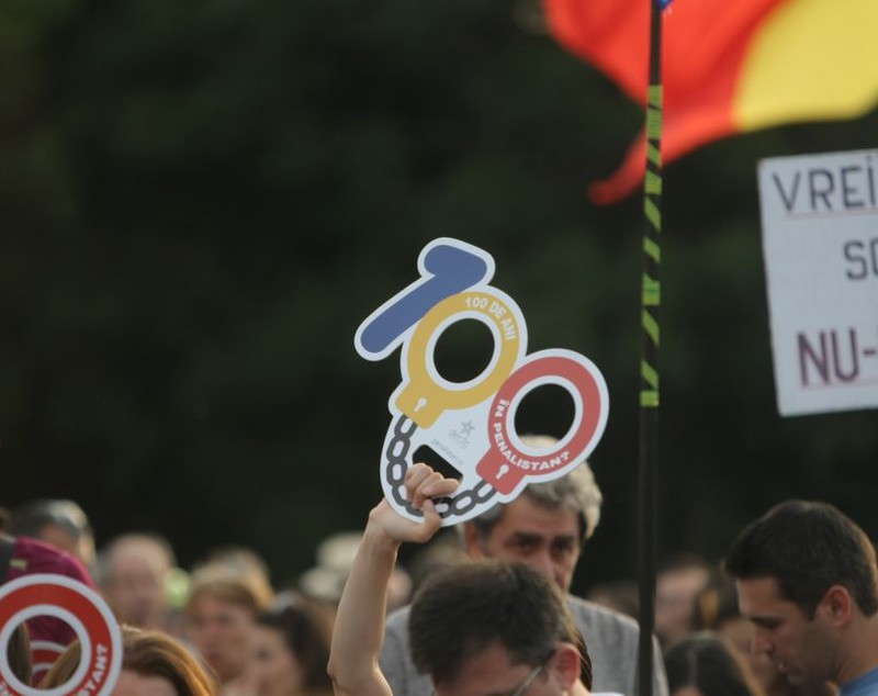GALERIE FOTO/ Protest #Rezist, la o zi după mitingul PSD. Circa 1.000 de persoane sunt în Piața Victoriei
