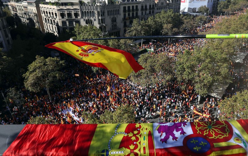 GALERIE FOTO| Marș de amploare pro-Spania în Barcelona după declararea independenței. 300.000 de catalani au ieșit în stradă