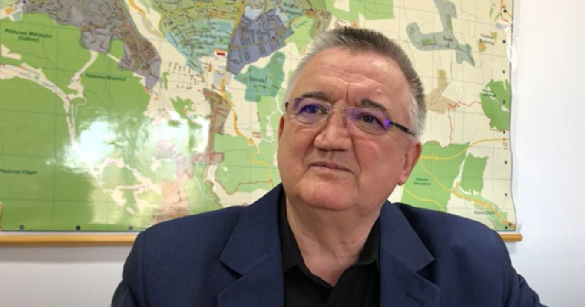 Liviu Neag, directorul CTP Cluj, în costum bluemarin și cîmașă neagră. Pe fundal se vede o hartă - 2018
