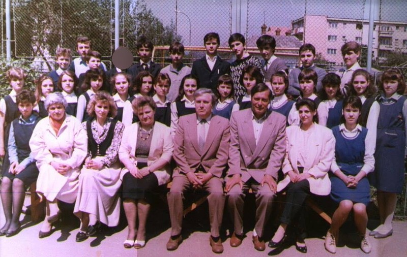 Colegii ÎL PORECLISERĂ "Screech" şi era printre CEI MAI MICI din clasă. RECUNOŞTI VEDETA? 
