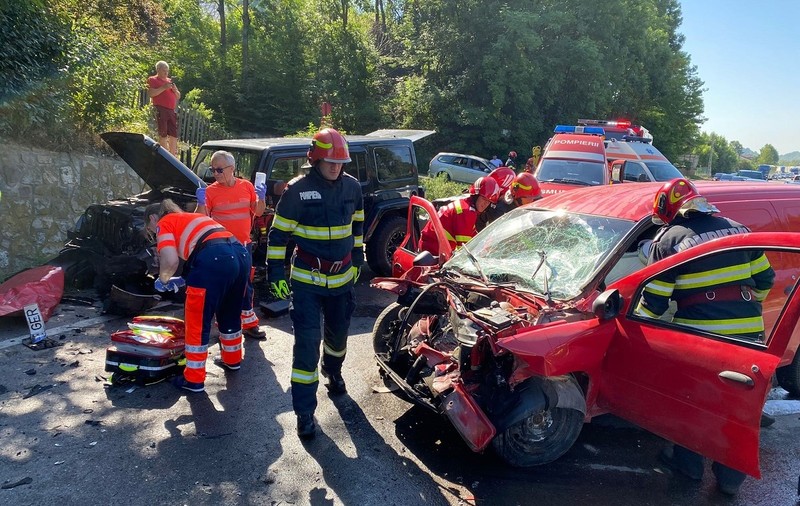 Accident pe DN1, la Nistoreşti, cu două persoane rănite. A fost solicitat elicopterul SMURD la fața locului