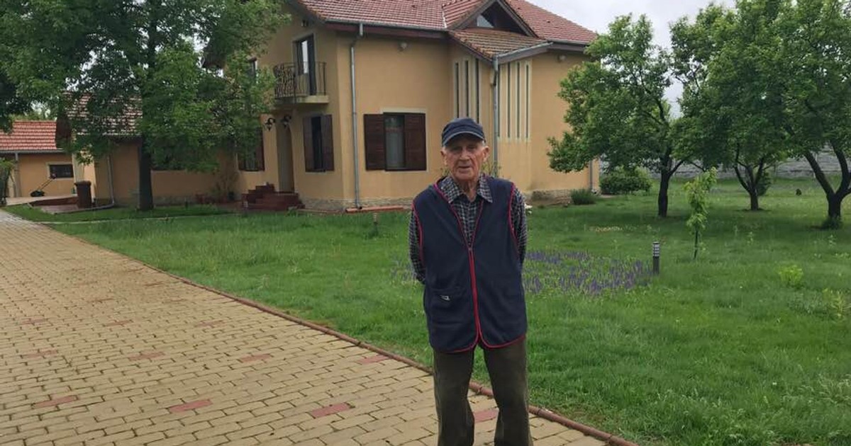 Povești savuroase cu Nelu Ionescu, antrenorul care a dus România în Grupa Mondială de hochei pe gheață și care a fentat moartea de mai multe ori: ”Când eram la Bilbao, mi-au propus să intru în ETA”