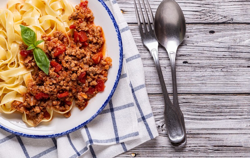 Ce este sosul bolognese și cum se prepară. Rețetă de sos bolognese