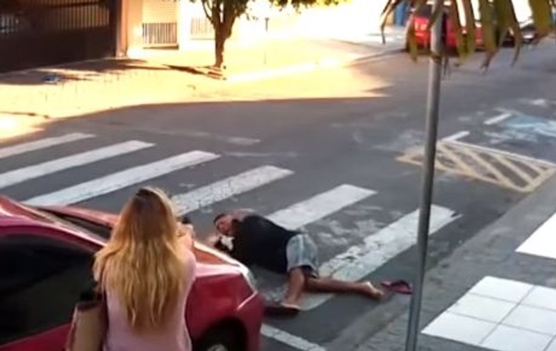 VIDEO | Un bărbat înarmat care a încercat să jefuiască câțiva copii din fața unei școli a fost împușcat mortal de o mamă