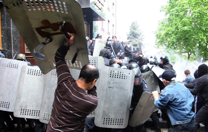 NOI VIOLENŢE LA ODESA: Sute de activişti proruşi au atacat o secţie de poliţie din oraş
