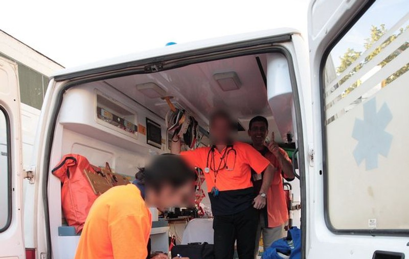 A bătut medicii şi asistentele pentru că i-au salvat viaţa