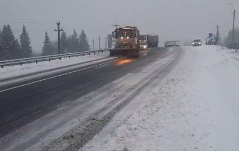 Infotrafic: Ninge viscolit în mai multe judeţe din ţară. Strat de zăpadă pe Autostrada A1 Sibiu-Deva | VIDEO