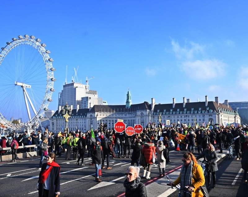 Cele mai mari proteste din Londra din ultimii ani. Zeci de oameni au fost arestați după ce au blocat podurile din metropolă