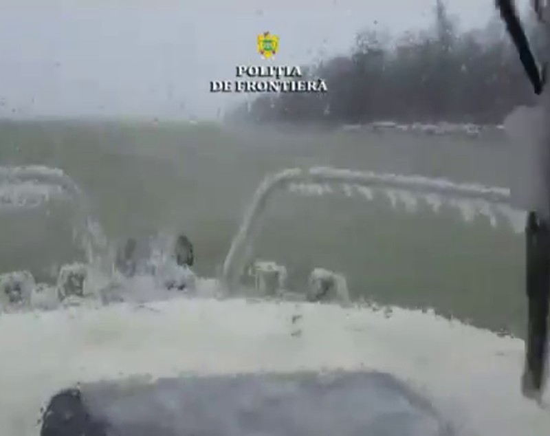VIDEO/ Opt persoane rămase izolate și fără mâncare în Insula Mică a Brăilei din cauza vremii, salvate de polițiștii de frontieră