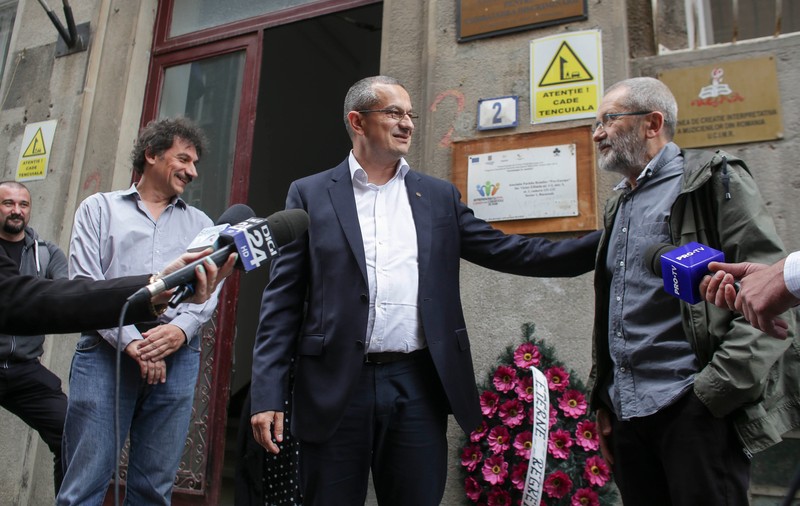 VIDEO | ActiveWatch a depus o coroană de flori la sediul CNCD. Csaba Asztalos: ,,Trăim, respirăm!"
