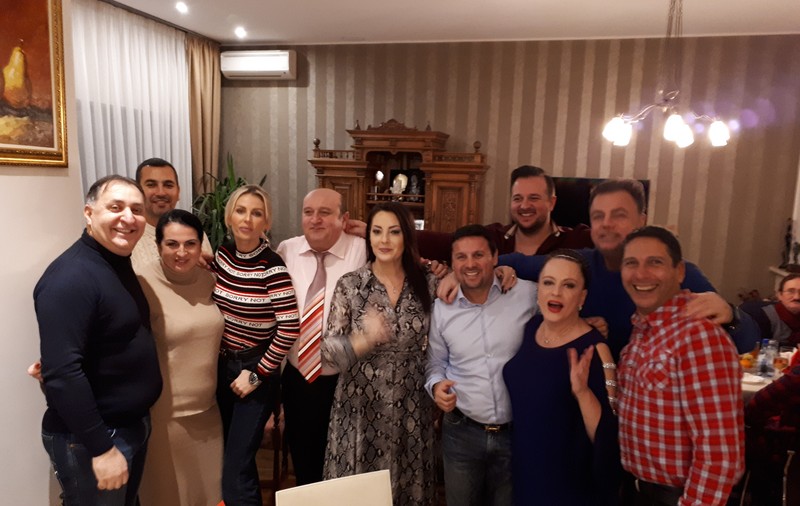 VIDEO/ Vedetele au lăsat concertele și s-au dus în vizită la impresar! Festival la Maria Dragomiroiu acasă!