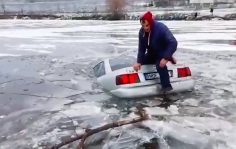 VIDEO | Un moldovean a spart gheața cu un Audi, de Bobotează. Mașina s-a scufundat, șoferul cerea ajutor urcat pe plafon