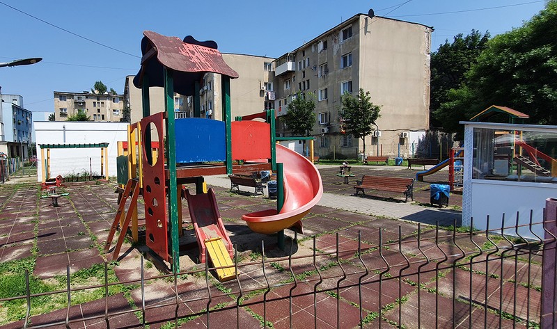 La câteva sute de metri, parcul principal al zonei arată oribil, iar prin gardul rupt poate intra oricine