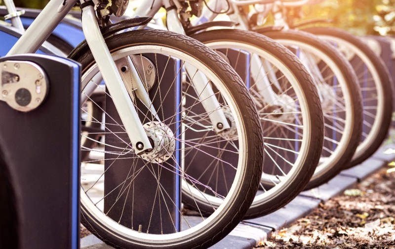 Mai multe biciclete în zona specială pentru depozitarea bicicletelor