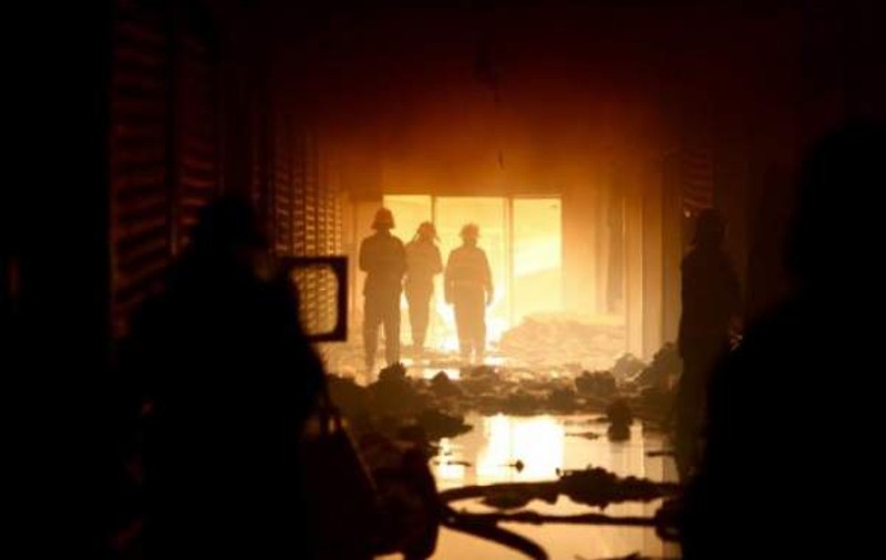 Incendiu puternic! Un depozit de cherestea şi o hală de producţie din Rucăr au ars din temelii!