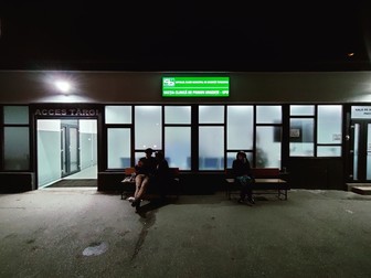 Câțiva pacienți așteaptă în fața „accesului tărgi”