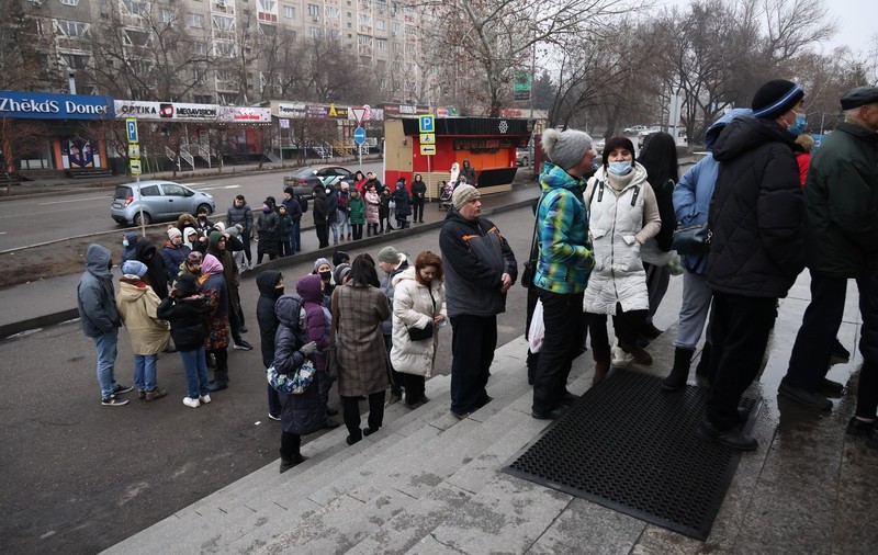 „Nu mai găsim nici pâine, nici lapte, nici cartofi”. Urmările revoltei din Kazahstan: oamenii stau la cozi, dar de multe ori degeaba