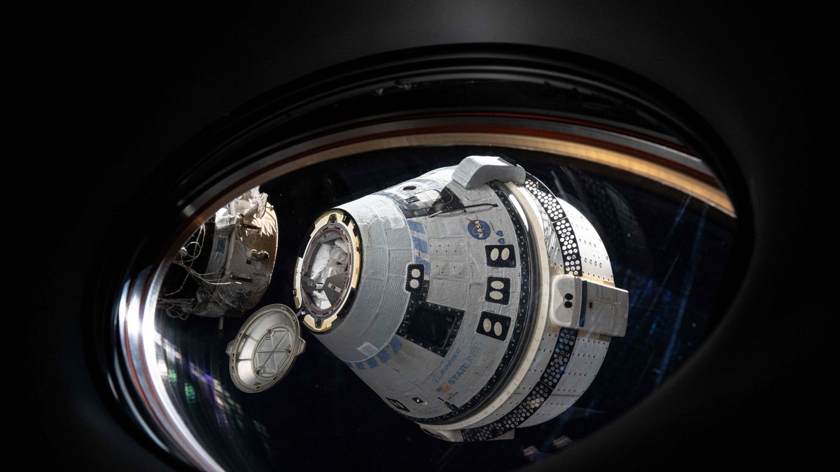 Capsula Starliner, aproape andocată la Stația Spațială Internațională, văzută prin hubloul de pe ISS.