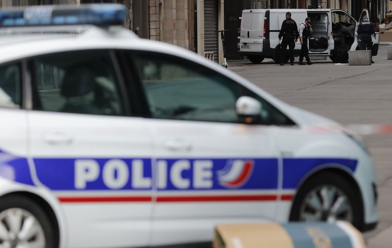 Nouă români au fost inculpaţi pentru trafic de persoane, în Franța