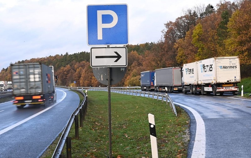 Șofer român de TIR, în cea mai proastă parcare de camioane din Germania: „Ar fi putut să construiască ceva mai generos”