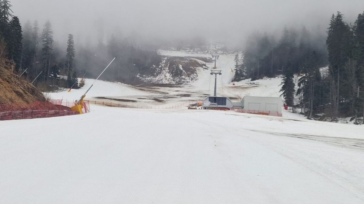 Mai multe pârtii de schi din Poiana Brașov au fost închise din cauza vremii, în special a ploilor
