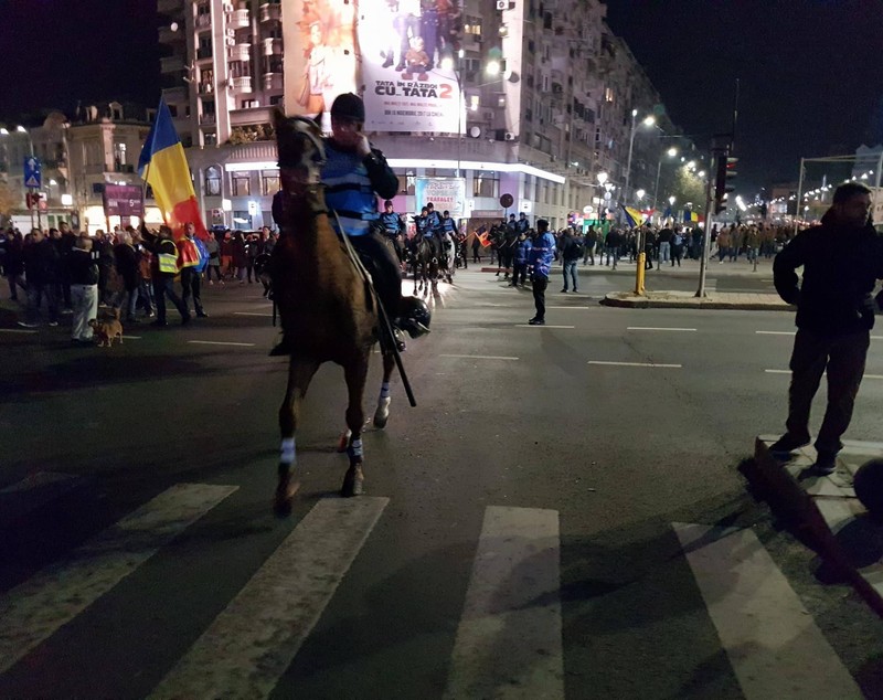 FOTO&VIDEO/ Protest în Capitală. 20.000 de oameni au participat la un marș din fața Guvernului până la Palatul Parlamenului