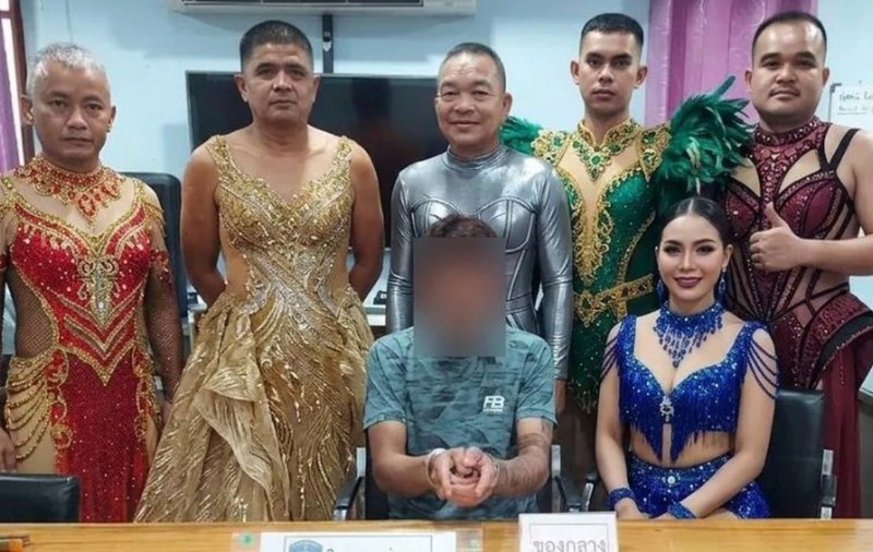 Polițiștii din Thailanda s-au deghizat în dansatoare cu rochii cu pene și paiete, pentru a prinde traficanți de droguri